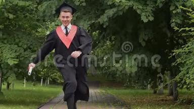 快乐微笑的毕业生带着毕业证书在公园散步，兴奋地跳跃着